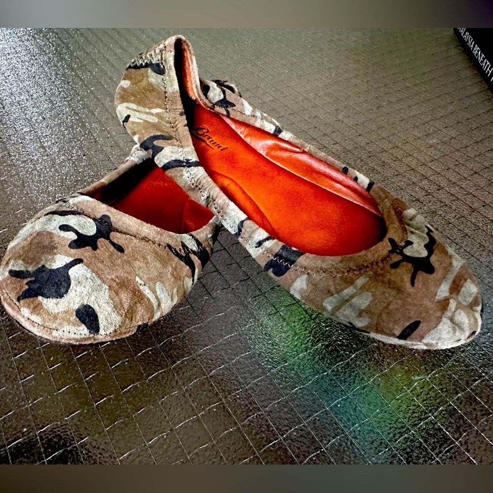Lucky Brand Distressed Olive Camo Ballet Flats sz 8